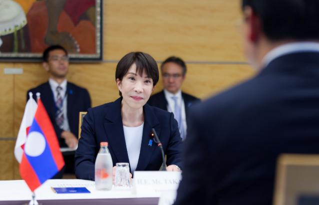 同一天，同一个人，两场会谈，两种待遇。6月10日，日本首相高市早苗忙坏了。上