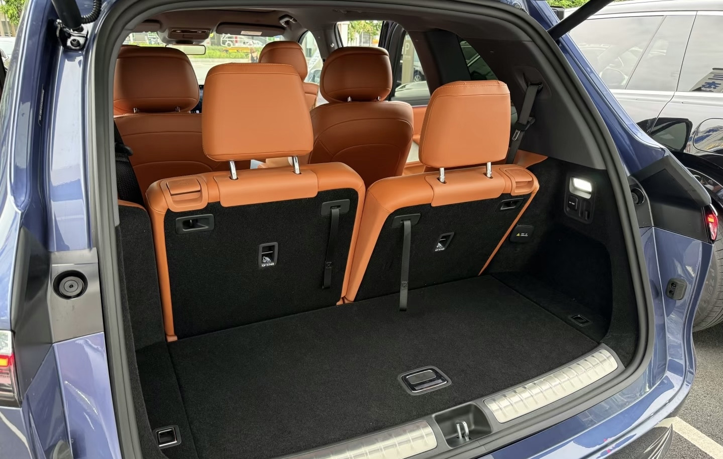 现在问界M9搭载896线双光路图像级激光雷达的版本正式到店，硬件与安全全面拉满，