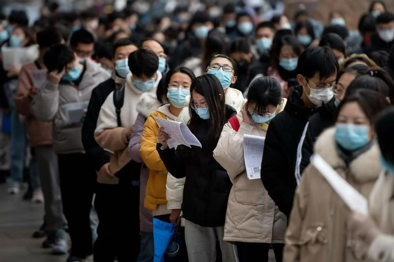别轻易让孩子考公务员？这些真相需知晓尽量别让孩子考公务员，要是不是实在没别的