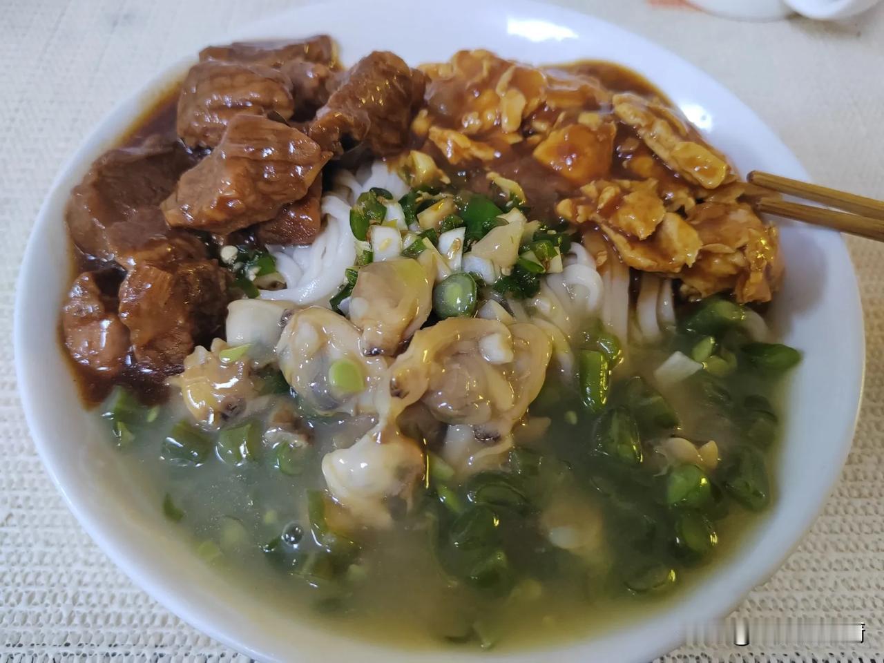 昨天晚上（吃了晚饭天就黑了）遛甲板的时候，正好遇到了船长，船长说：“大厨，多久