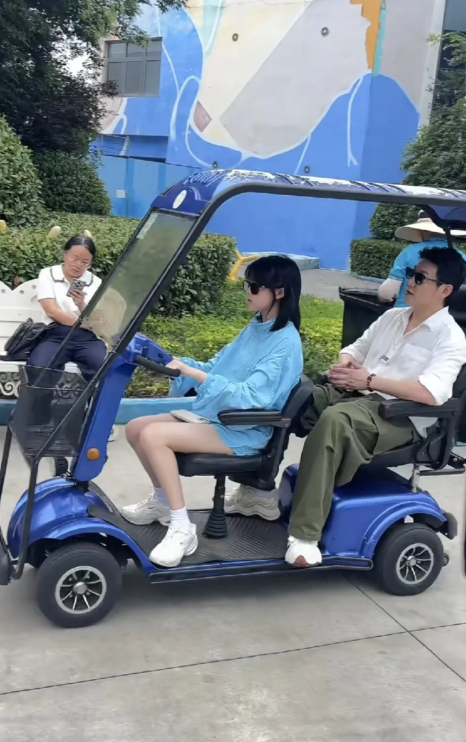 南京欢乐谷偶遇陆毅一家四口游玩！50岁的陆毅、50岁的鲍蕾带娃出行，17岁贝儿亭亭玉立，近照成熟有气