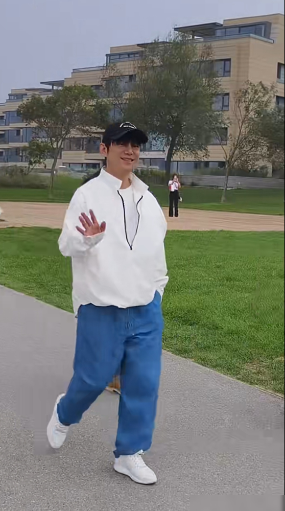 何炅在阿那亚被一群人认出来，白上衣蓝裤子，扣个棒球帽，安安静静遛弯儿。路过的喊他，他就笑，没半点躲的