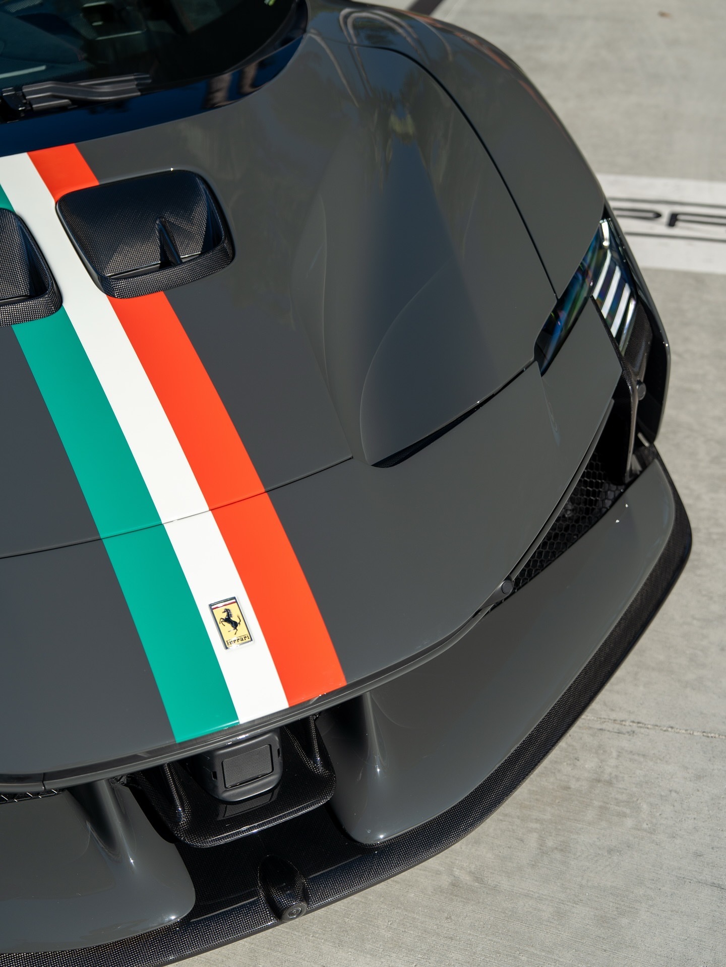 另一辆SF90XX降落在了橙县。真是令人着迷啊！全车采用了xpelPPF保护