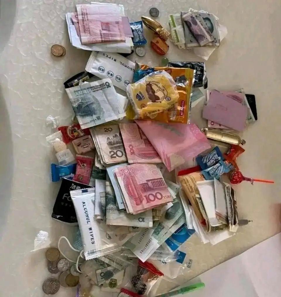 男朋友上夜班回来在她包里发现的，这是什么包装袋子。