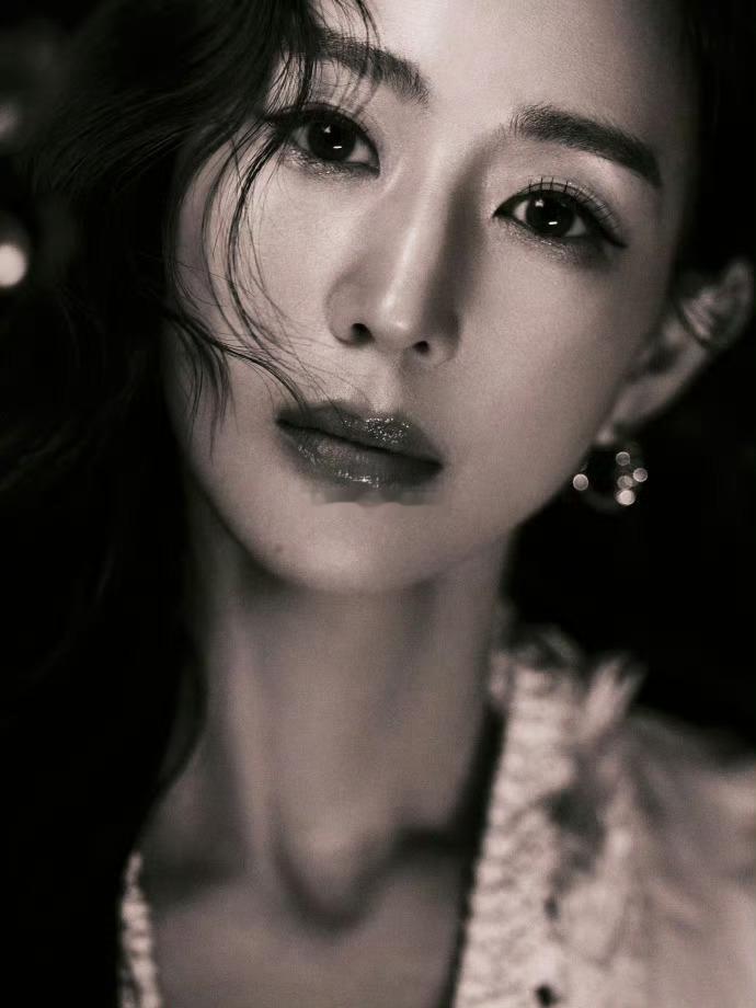 这下是真不认识张钧甯了网友这美颜开得也太狠了，直接把张钧甯P成蛇精脸，尖下巴都失