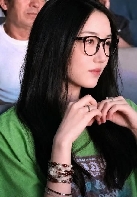 王菲没想到，自己最爱的小女儿李嫣，竟又给李亚鹏疯狂长脸了！19岁李嫣假期回国