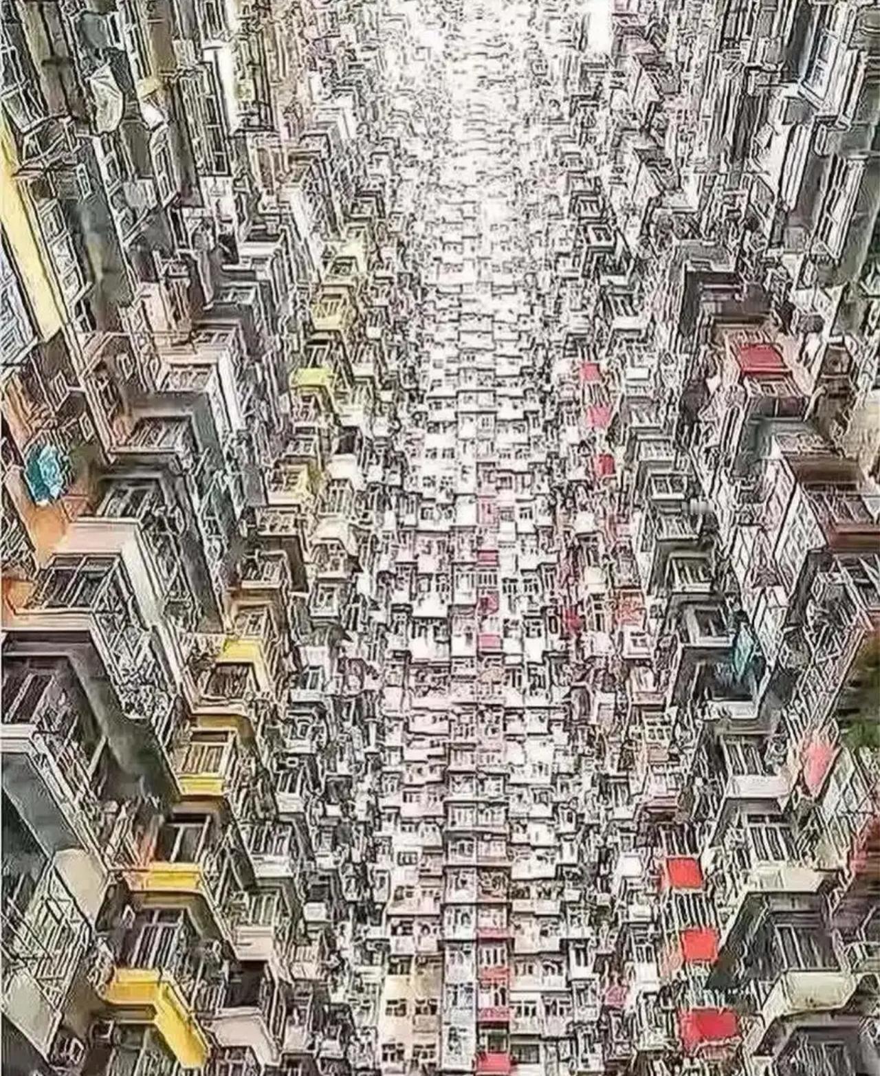 周末去香港，见到一位老同学，40多了，工作近15年，夫妻还挤在8平米鸽笼里，市值