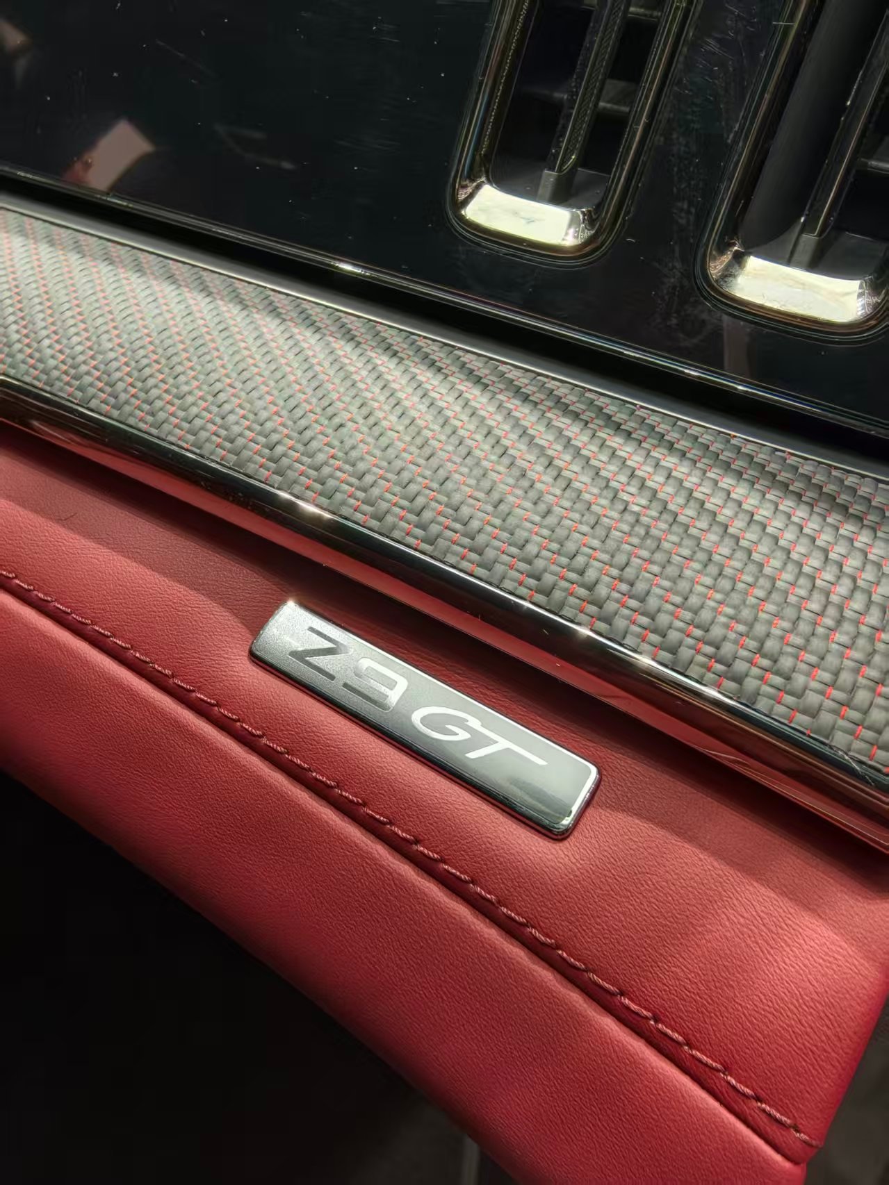 上海腾势车友会会长投稿，直男拍照。