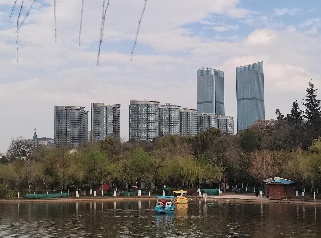 昆明这座城市有很多双塔，万达双塔、和谐双塔、云投双塔……而其中若论谁的整体环境