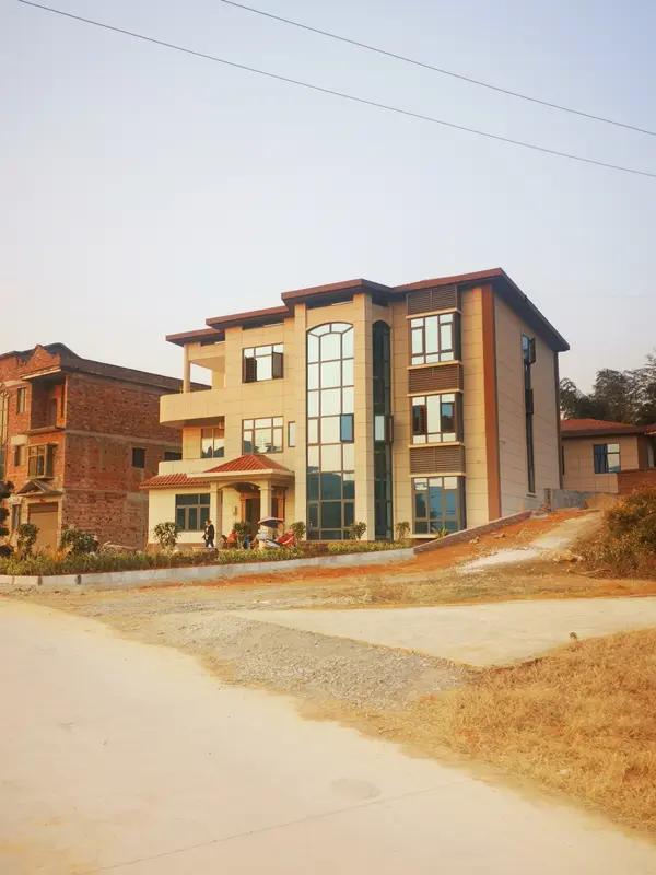 我在农村有自建房，长期没人住，我家门前的院子就成了别人的停车场。那些停车的人招呼