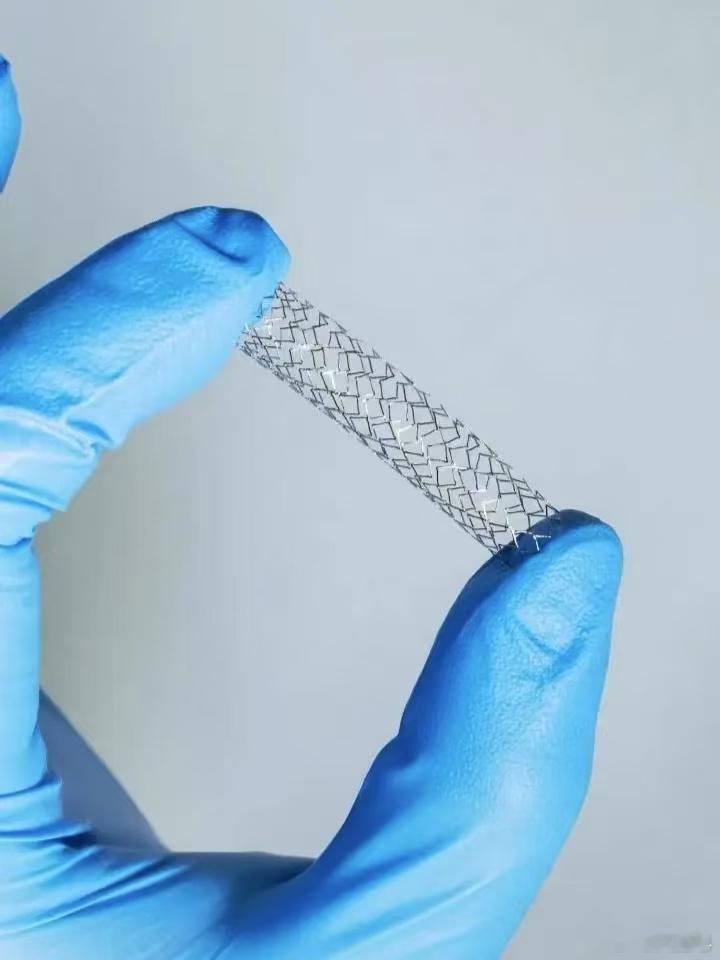 这就是心脏支架相比搭桥手术，支架甚至都不需要开胸，手术时间更短，价格更低。不过