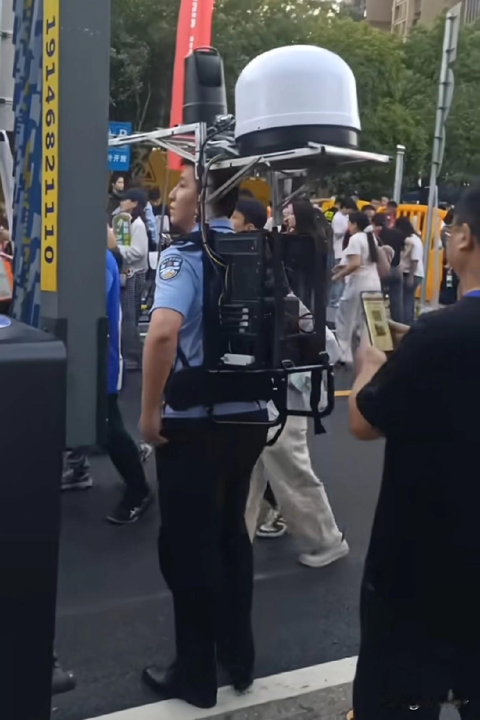 不懂就问，这个是什么？背这种东西能追歹徒，小偷？天天背这个执勤的叔叔必须天天加