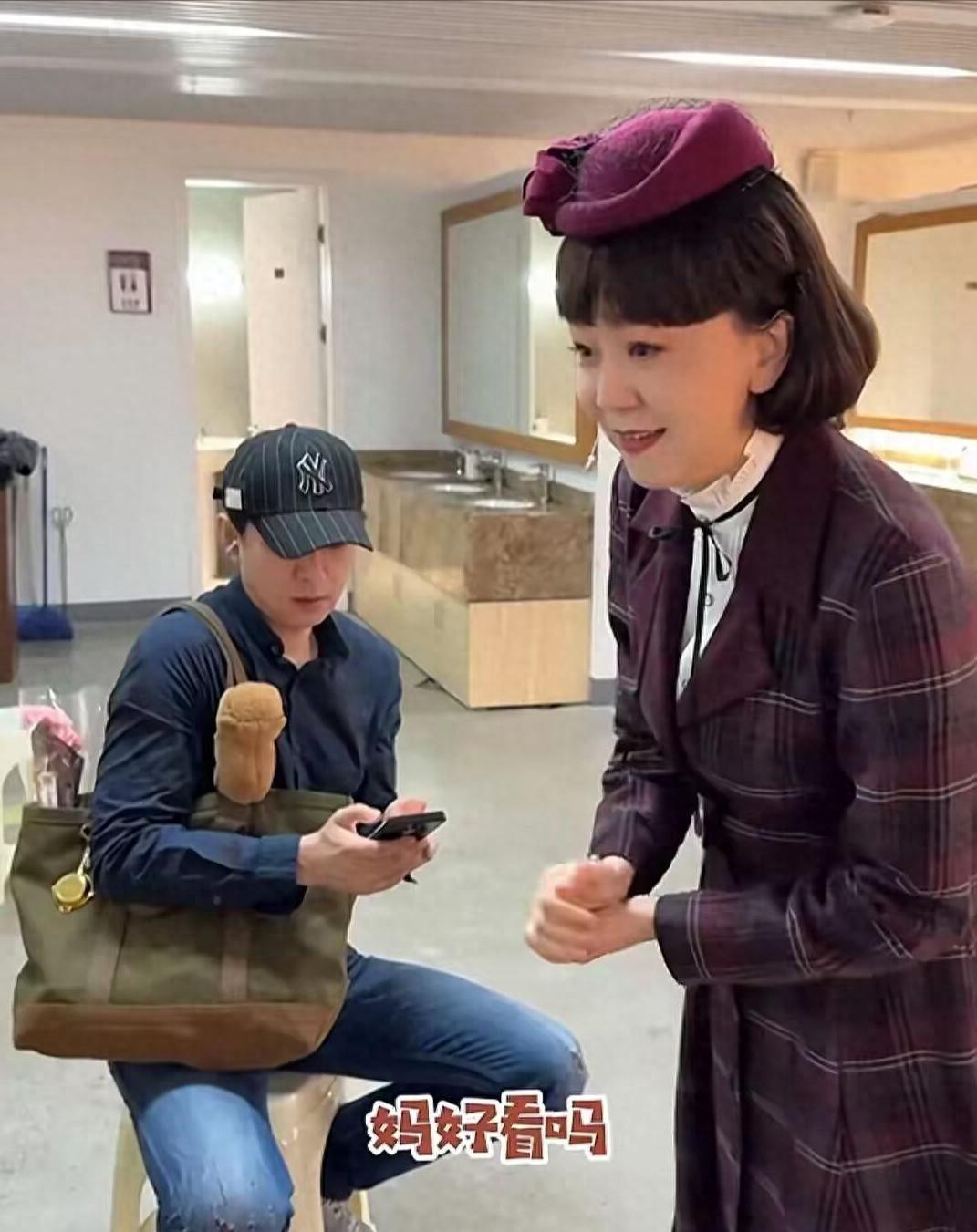 高鑫带闺女探班王一楠！16岁女儿神似妈妈，见老年妆当场泪崩家人们呐，娱乐圈里那