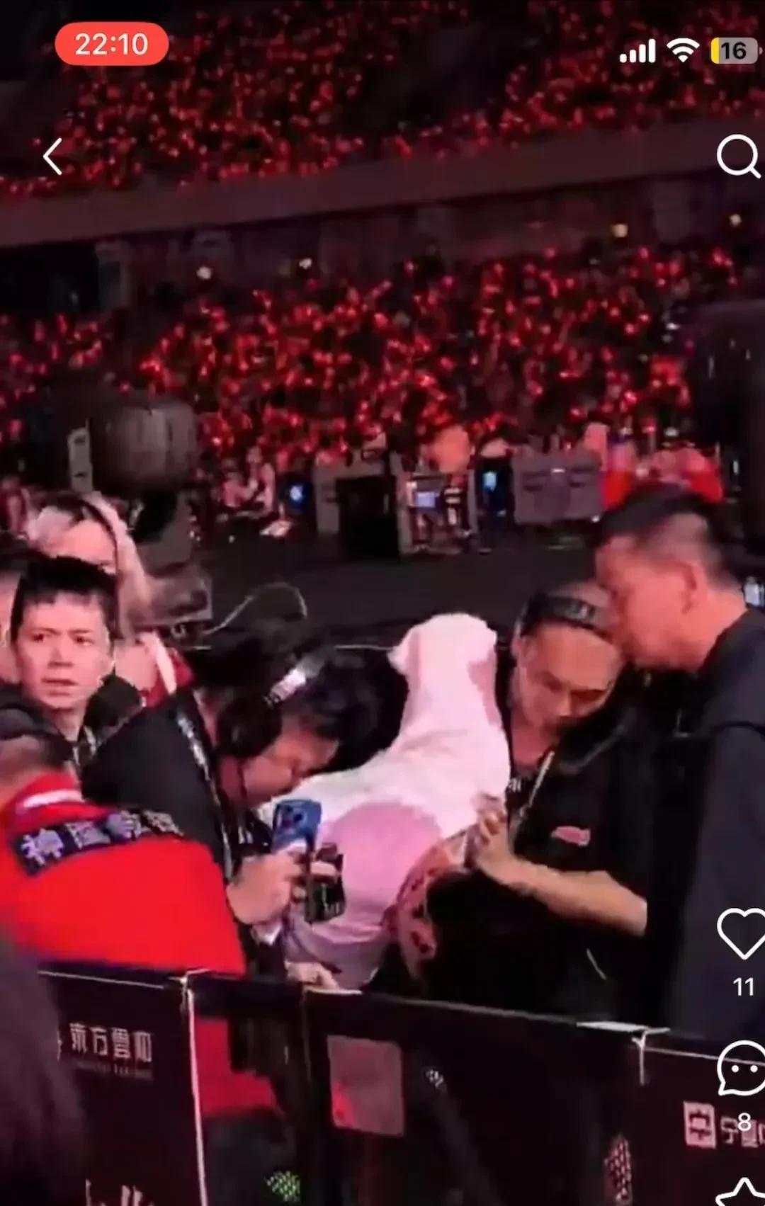杨宗纬在青海演唱会摔下舞台，被担架担走了，他正唱着越过山丘的那句让我随你走，就摔
