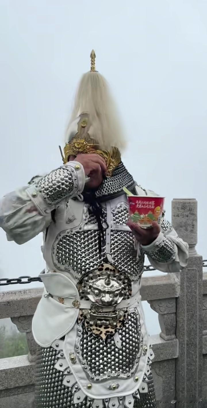 大衣哥挣10万块钱也不容易！大热的天，还要穿上几十斤的盔甲，脸都热的通红了。