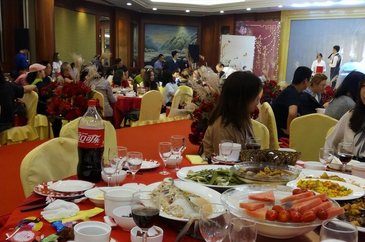 昨天收到一张电子请柬，老公家一个亲戚下个月要在北京举行婚礼。正好是个周日，我满心