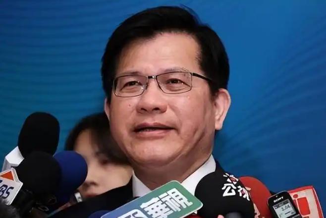 台”外事部“正式宣布，7月30日，不少人的手机被旅游群组里的一条消息炸醒了锅
