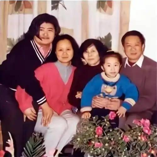 著名歌手刘欢的父母其实都不是很高寿的人，他还有一个非常有才华的弟弟！短短一年内痛
