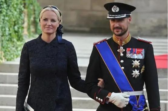 挪威王储妃真的是一手好牌直接打烂，当年她嫁给哈康·马格努斯时，就引发挪威人的极度