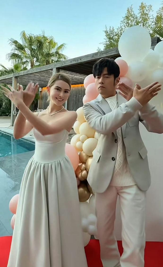 生理性喜欢现在嗑到周杰伦和昆凌还不算晚！网友分享周杰伦和昆凌在观众席上的小互动，