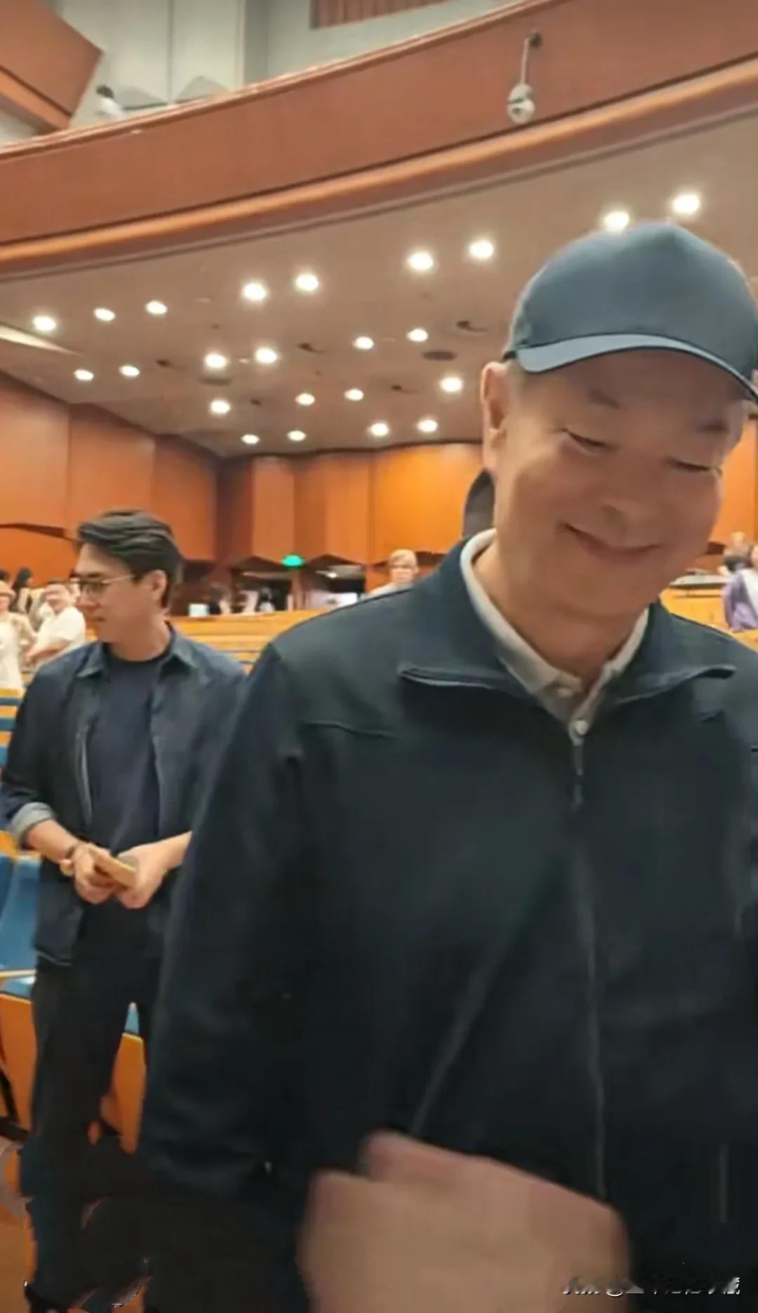 两代国民男神罕见同框，濮存昕72岁了，是出了名的小眼帮男神，高大挺拔的身材，清秀