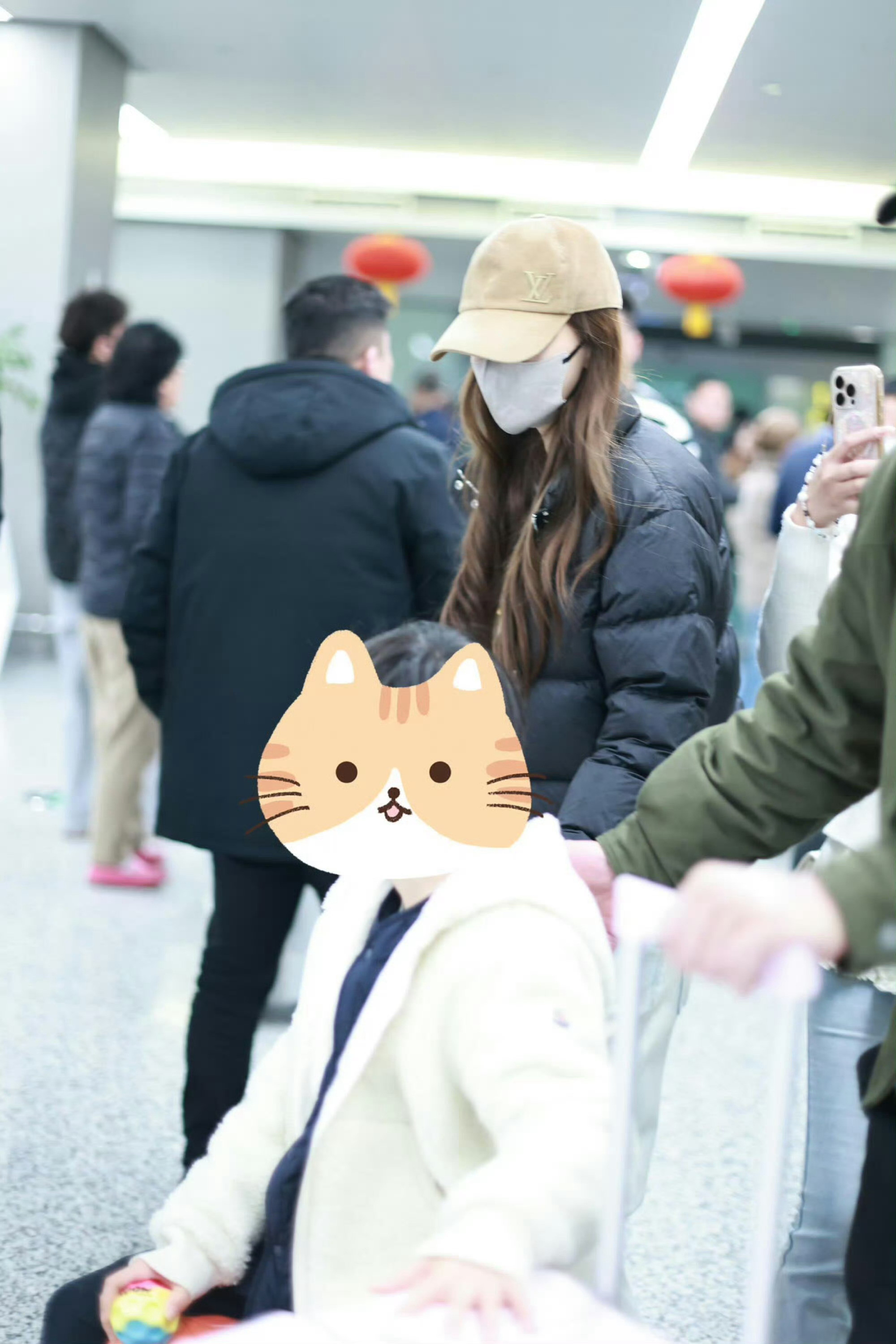 Angelababy带小海绵现身上海Angelababy独自带着小海绵现身上海机