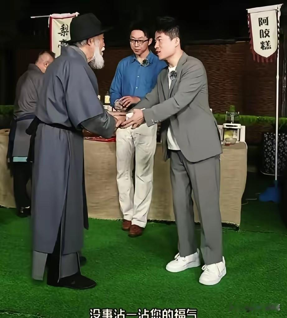 董宇辉直播间那场“梨膏事故”，看得我又笑又捏把汗。86岁老爷子一开口，什么“