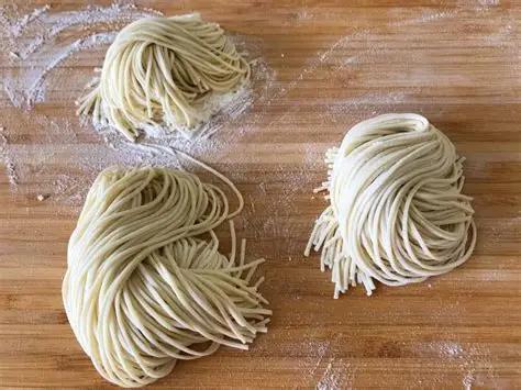 不过放了碱的面条好像偏硬一点，有些人就是很喜欢吃那种面条，或者自己擀面条吃，我们