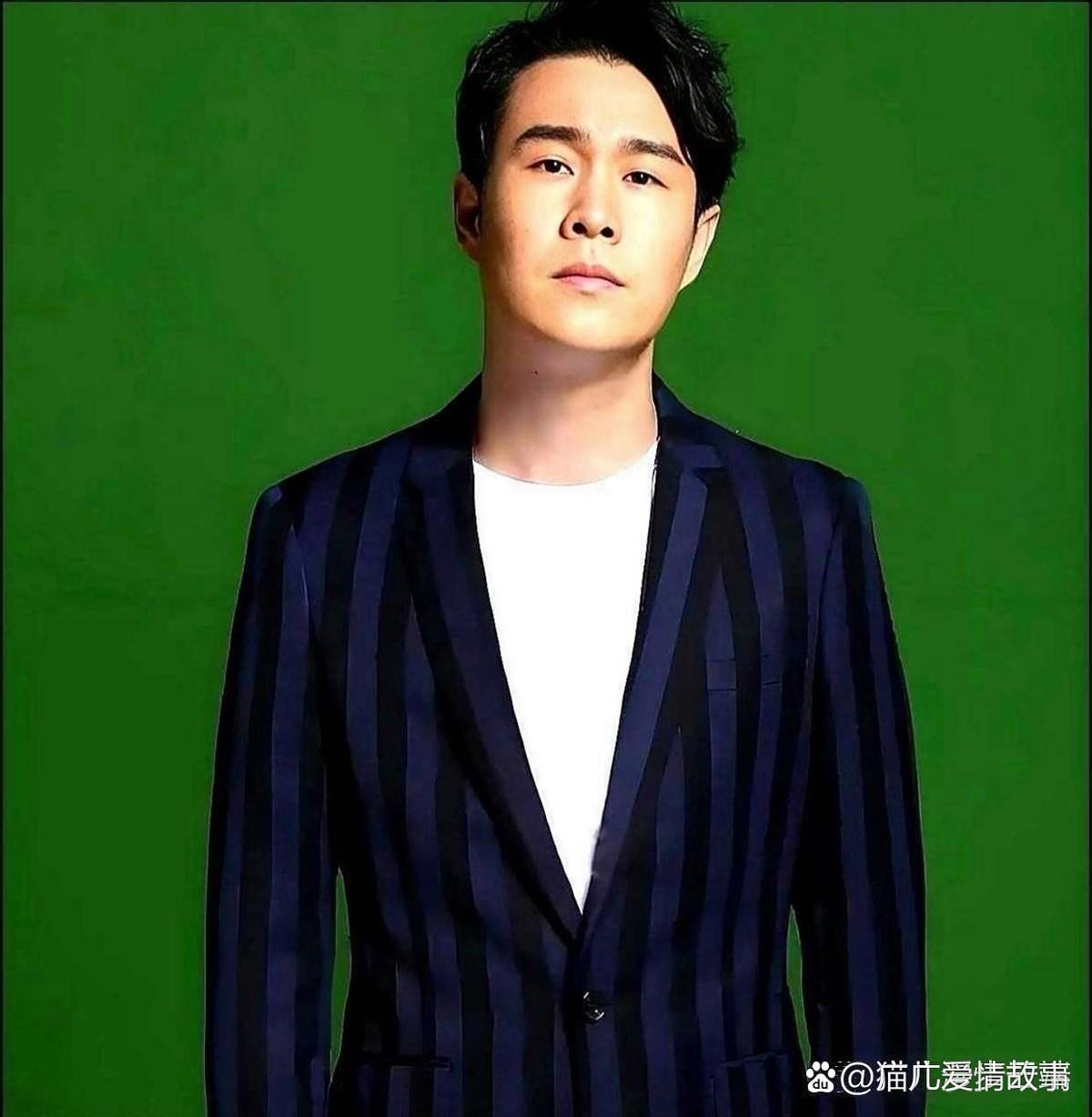 师徒间的那笔账2009年对于小沈阳来说，绝对是人生中最魔幻的一年，这一年他靠着