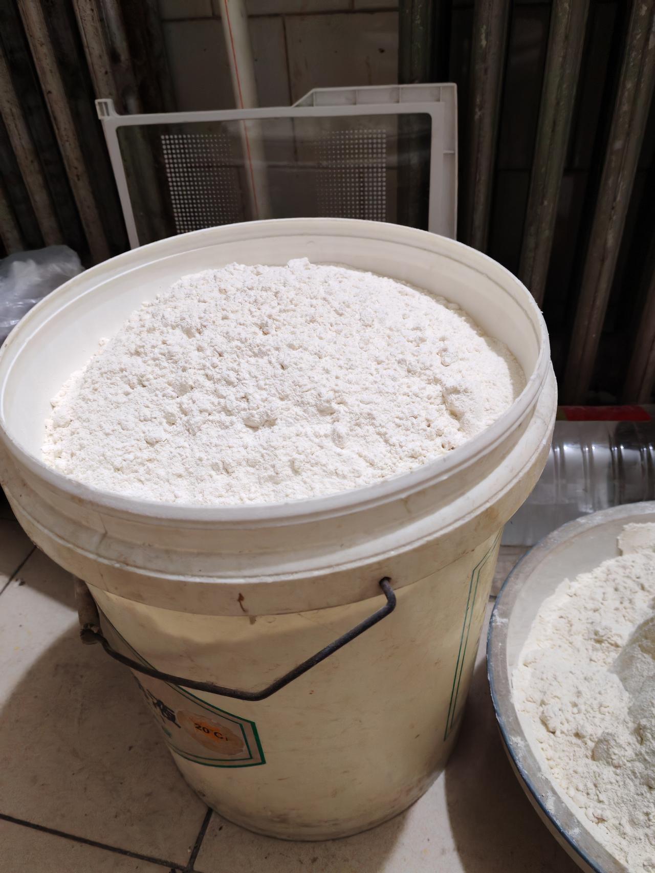 这是我亲自到农村磨房盯着，把小麦磨成的面粉。和超市里的面粉相比，确实有区别。