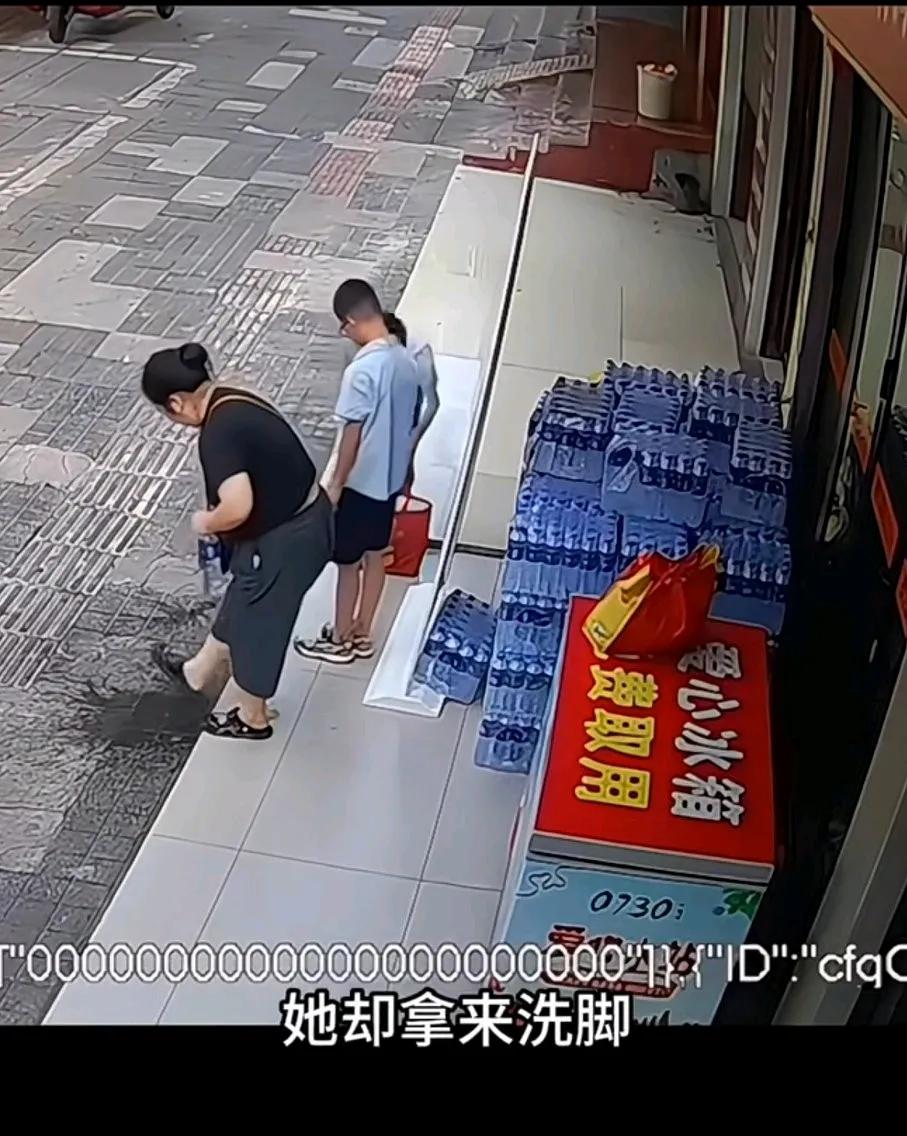 报应来的就是这样快。近日湖南岳阳，一女子拿店门口的爱心矿泉水洗脚，下一秒不慎被