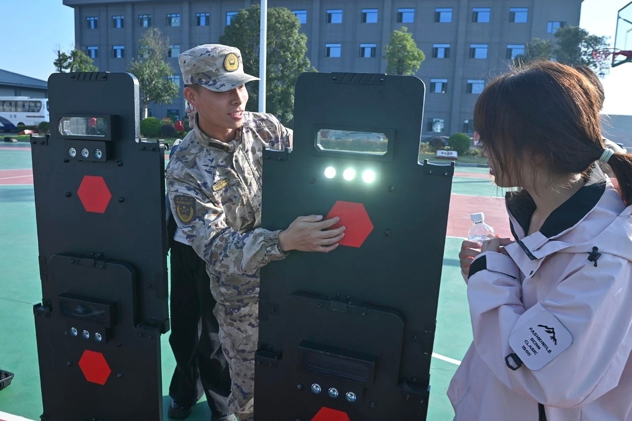 PAP的新型防弹盾牌可以通过叠加组合成大盾/全身盾/掩体盾，之前厂家就展示过这种