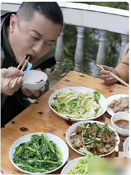 看得出来，李亚鹏在家里吃饭，大衣哥也在家里吃饭！两顿家常饭，怎么就吃出了让旁观者选边站的架势？一个桌