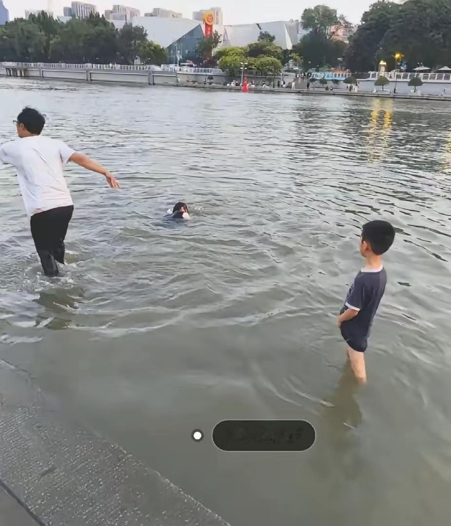 天津之眼母子溺亡最初画面曝光！​从最初落水的画面看，孩子的父亲应该也不会游泳，