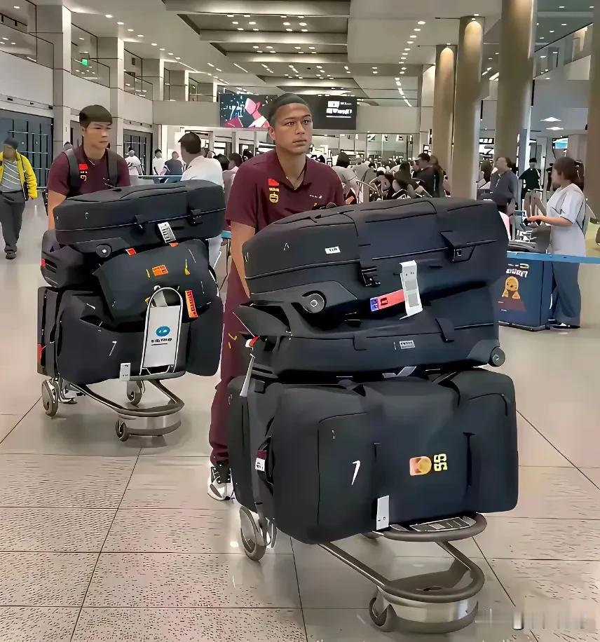 国足兵马未动，粮草先行！最近大家都在吐槽国足出门拿的行李多，其实这不能说明什么