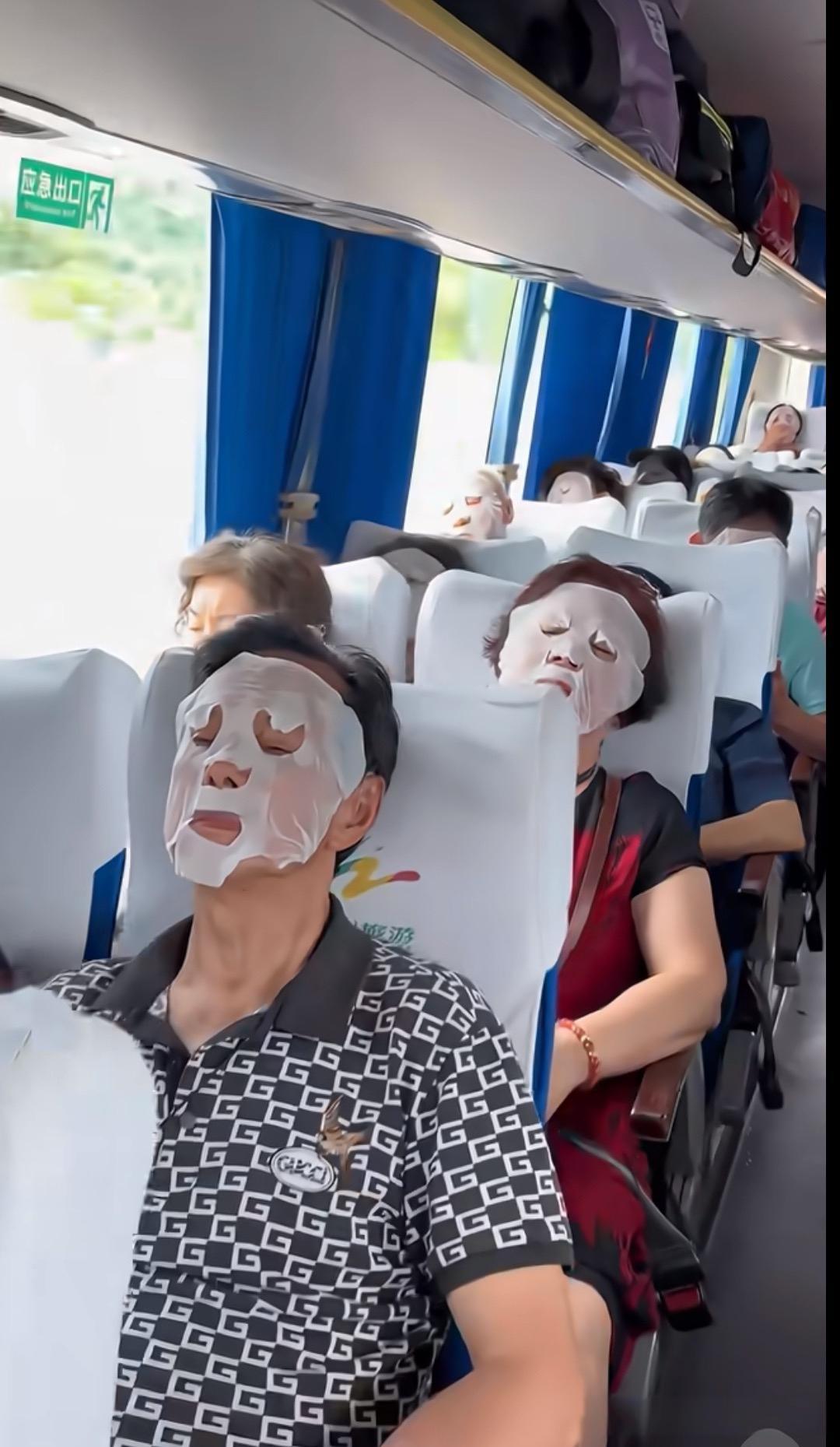 看看现在的旅游团太会享受了