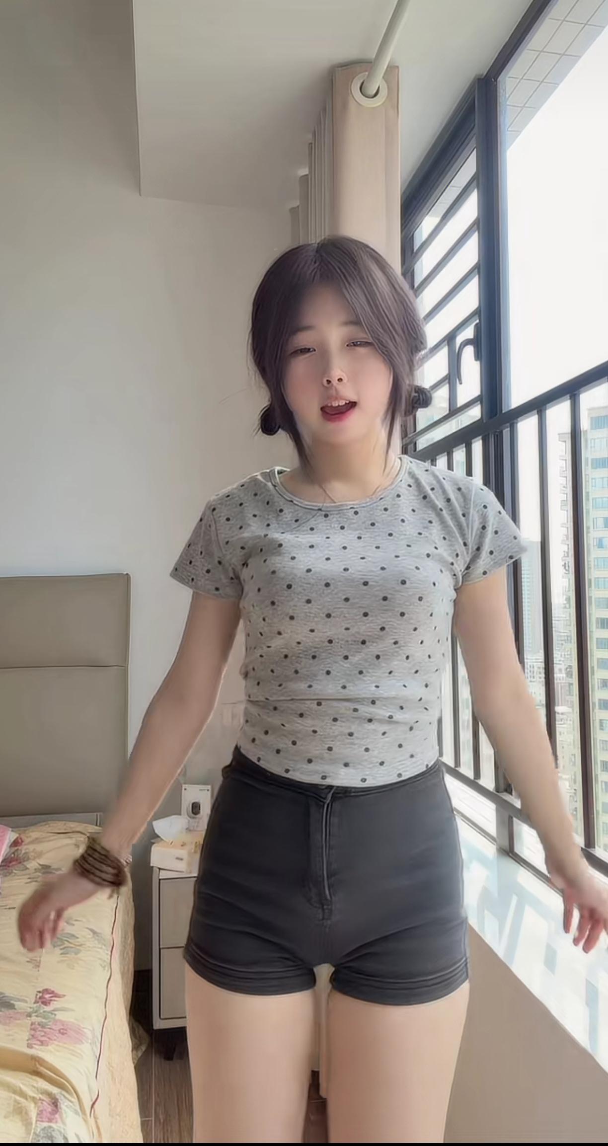 学生美少女紧身裤拍照展身材。