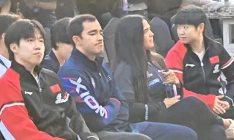 就知道周到会这么安排，一共四个人的座位，她硬是把俩人分开，这心操的太皱巴了