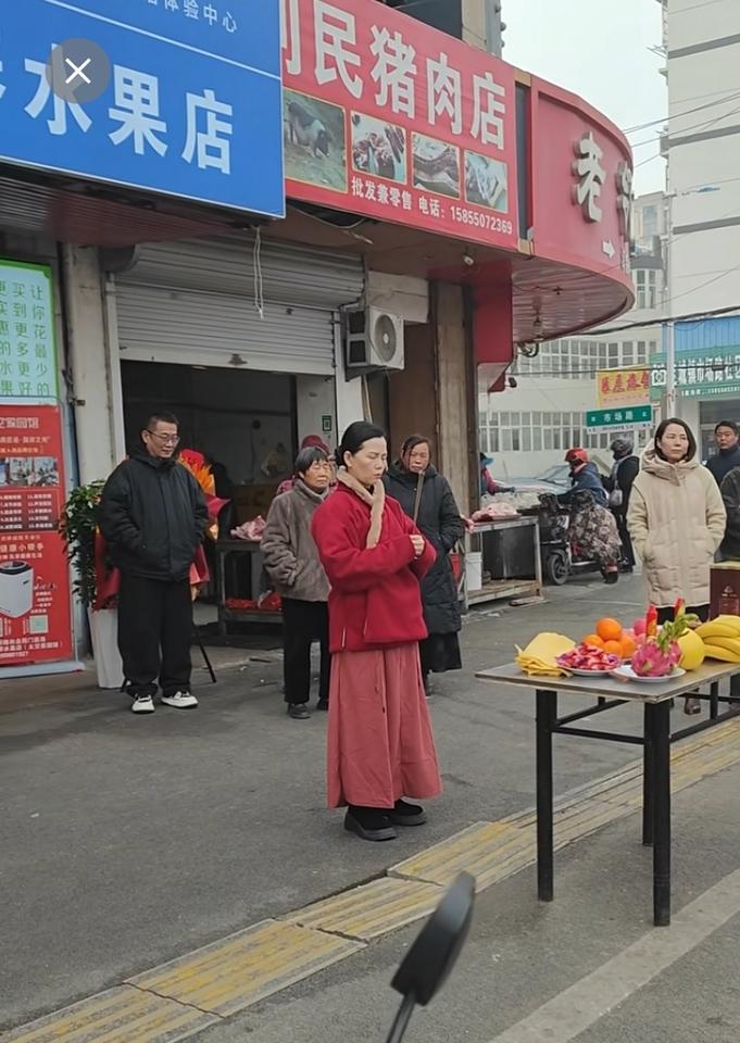 今天上午隔壁新开一家水果店！开门前老板娘摆好水果，烧三炷香搞了个祭拜仪式！可能是