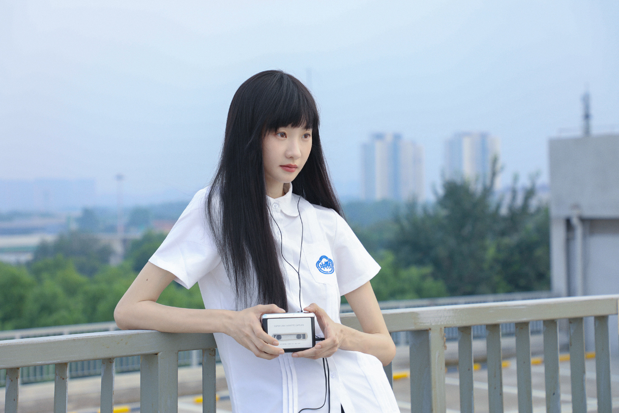 张艺凡穿上校服