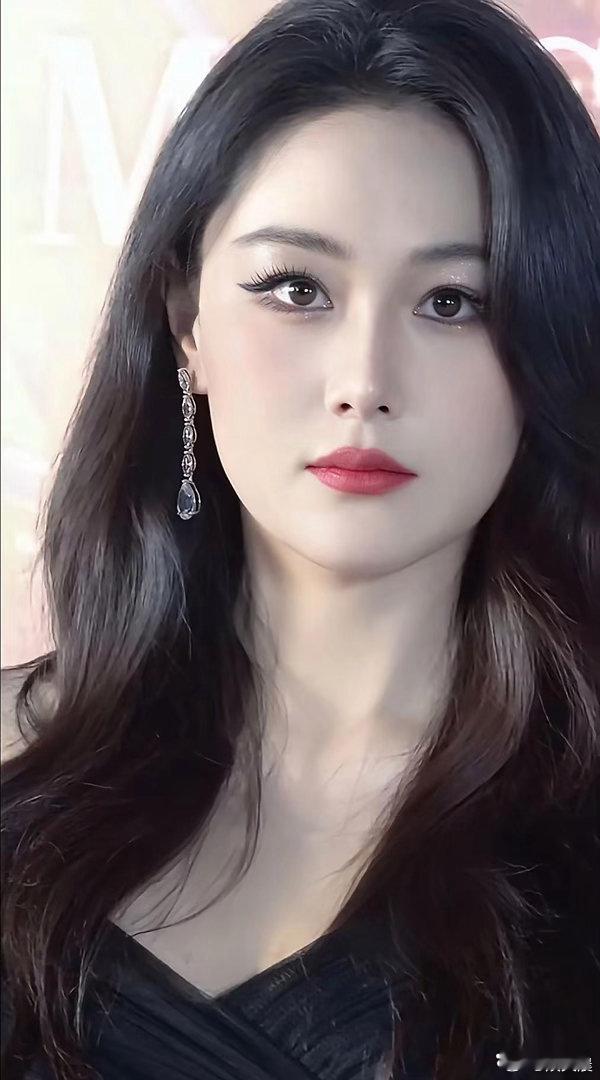张馨予自带冷艳独特气质，氛围感直接拉满，颜值韵味越品越惊艳，清冷美感格外戳人心扉