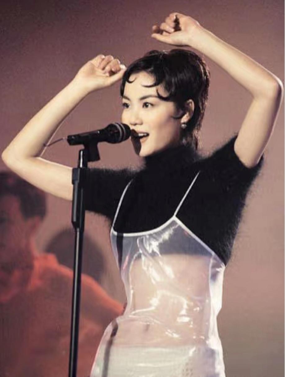 25岁的王菲，身着湿身透视装嗨翻全场。这造型够新奇、前卫、大胆。她纤美的腰身