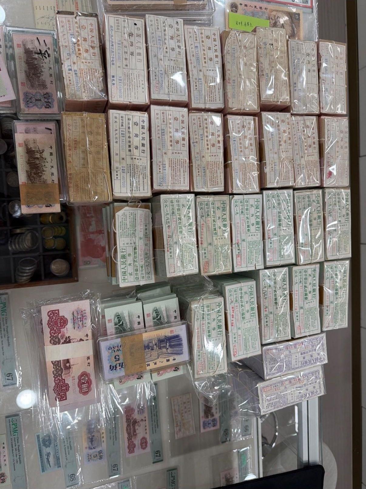 揣着捡漏暴富的梦去了趟卢工，结果被一捆邮票直接劝退，这发财路算是彻底堵死了。