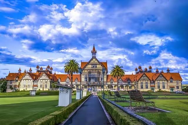 当地人正在疯狂逃离新西兰新西兰，地球上最美的国家之一，却发生着一件怪事，当地人