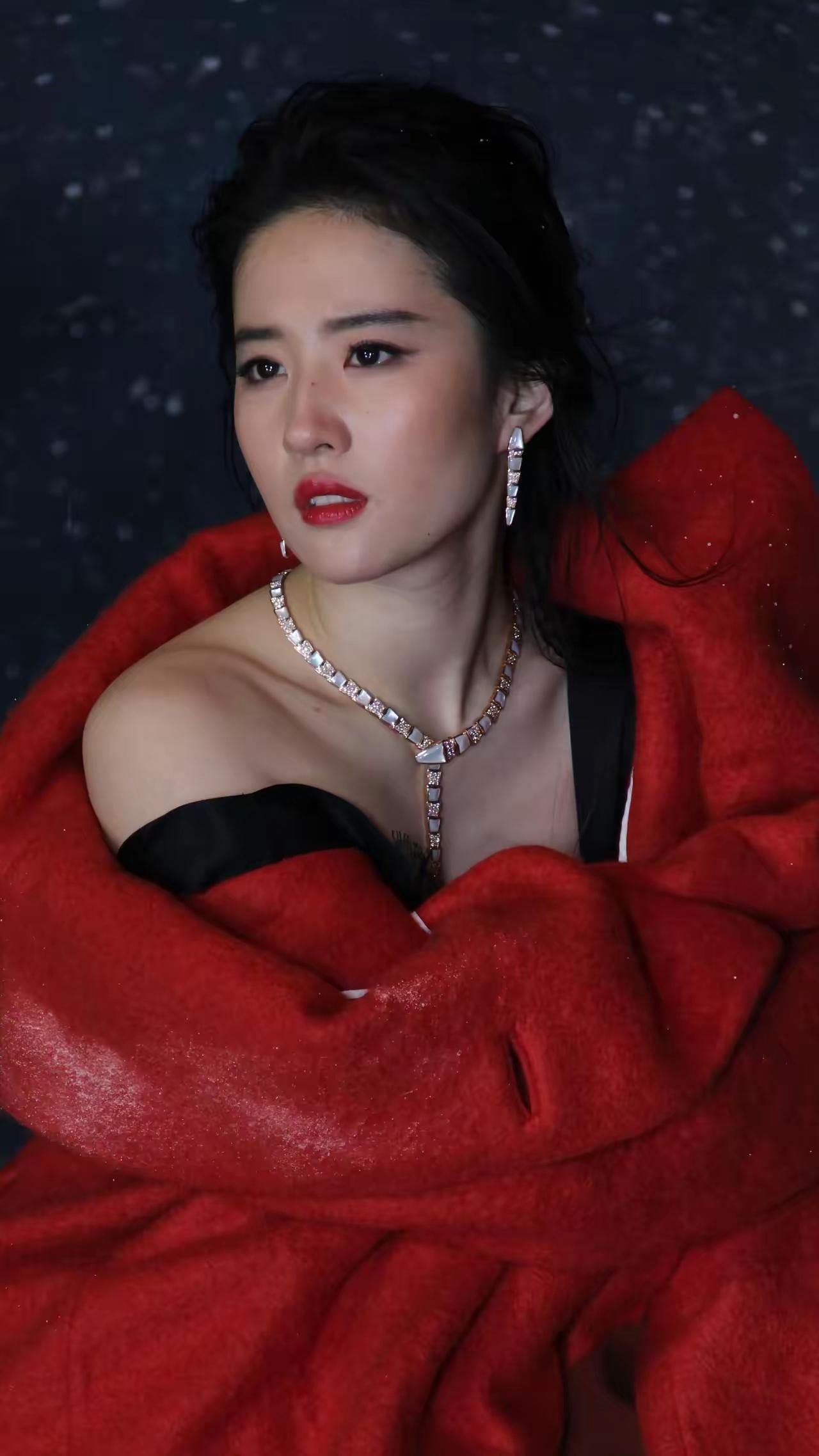 美女壁纸～刘亦菲，热烈的红大衣裹住清冷氛围感。刘亦菲露肩黑裙衬出优越肩颈，颈间耳