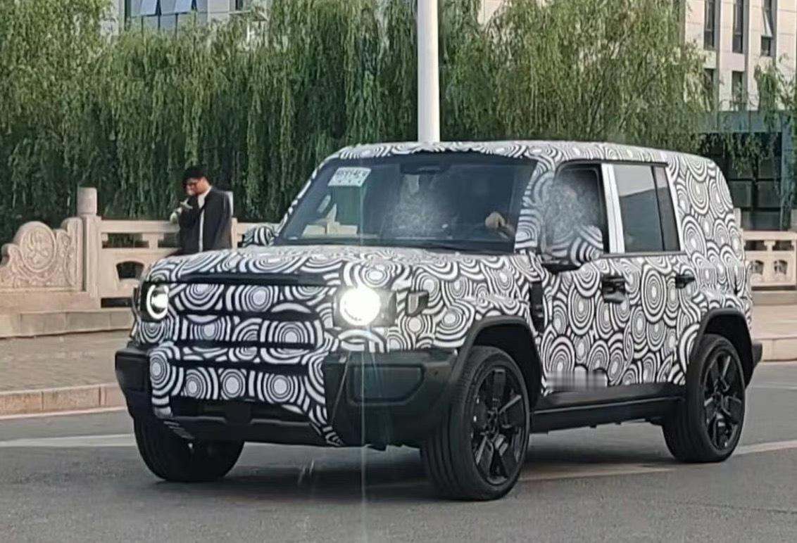iCAR疑似V23增程版本上路，看长度比纯电长很多喔……​​​