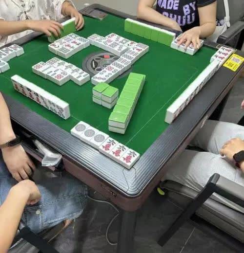 网上经常有人说，在严查赌场的今天为什么麻将馆能光明正大开着？从网上查询一下，