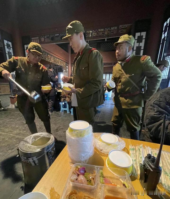 这些扮演鬼子军官的群众演员吃的也很普通啊？就是非常常见的盒饭、还有菜汤。不过