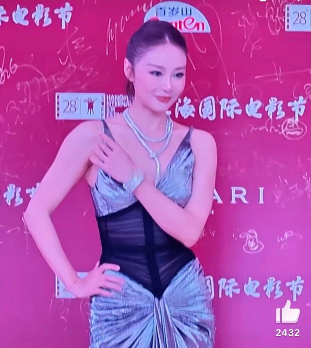 高叶网红妆前后两幅图对比差别太大了这个妆网感好重，感觉非常不自然笑起来也感觉怪