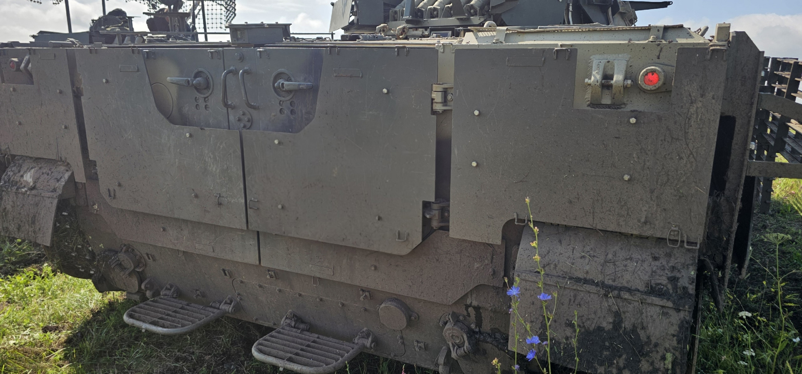 最新升级之后的BMP-3步兵战车，车体周围安装了附加装甲，连后面后门上也装了。车